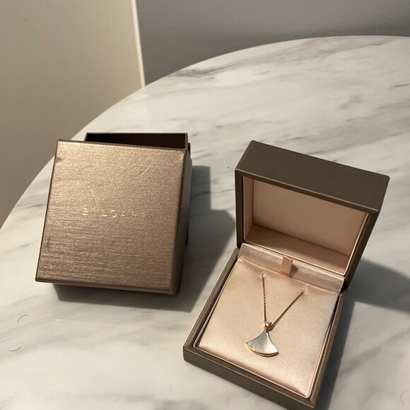 Divas’ Dream Necklace 18K Rose Gold, Mother-Of-Pearl & Diamond Pendant Necklace - Picture 9 of 12